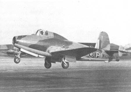 Глостер G.40 с дополнительными килями, установленными в 1943 г.