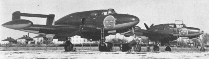 SAAB-21 рядом со своим предшественником - SAAB-21A с поршневым двигателем