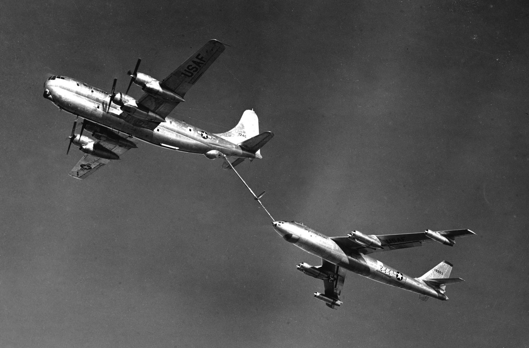 Заправка бомбардировщика B-47B в воздухе с самолета-заправщика KC-97F