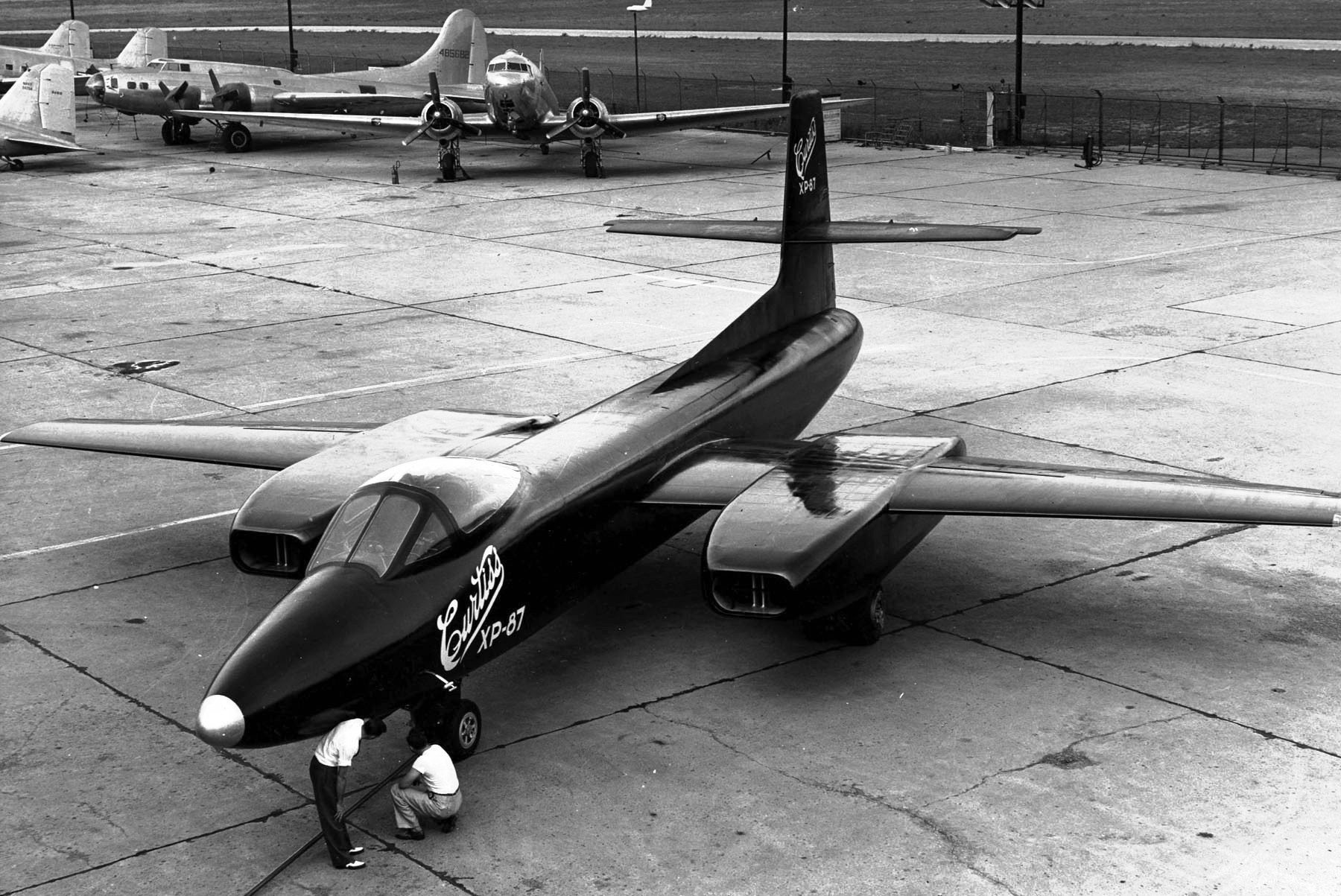 XF-87 «Найтхоук» - первый американский двухместный всепогодный истребитель с радиолокационным оборудованием. Единственный истребитель с четырьмя турбореактивными двигателями.
