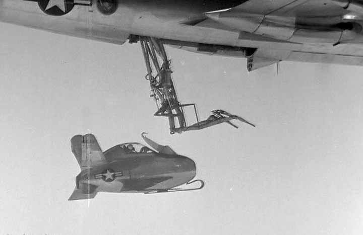 XF-85 выпускаемый из бомболюка B-36