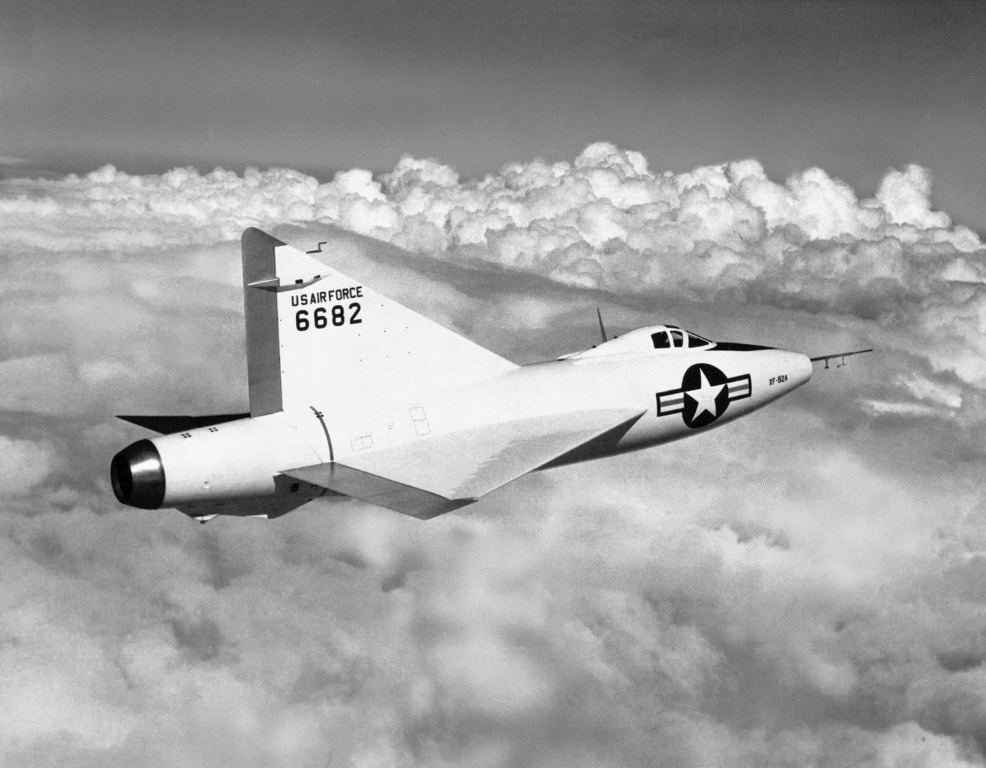 Экспериментальный самолет XF-92A, являвшийся летающей моделью проектировавшегося истребителя XF-92, вместо которого был построен истребитель YF-102