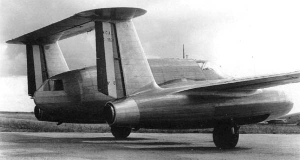 Экспериментальный палубный учебно-тренировочный самолет N.C. 1071, имевший необычную и неудачную конструкцию.