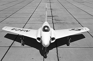 Экспериментальный самолет X-4 «Бэнтэм».Было построено два самолета для исследований характеристик самолета без горизонтального оперения.