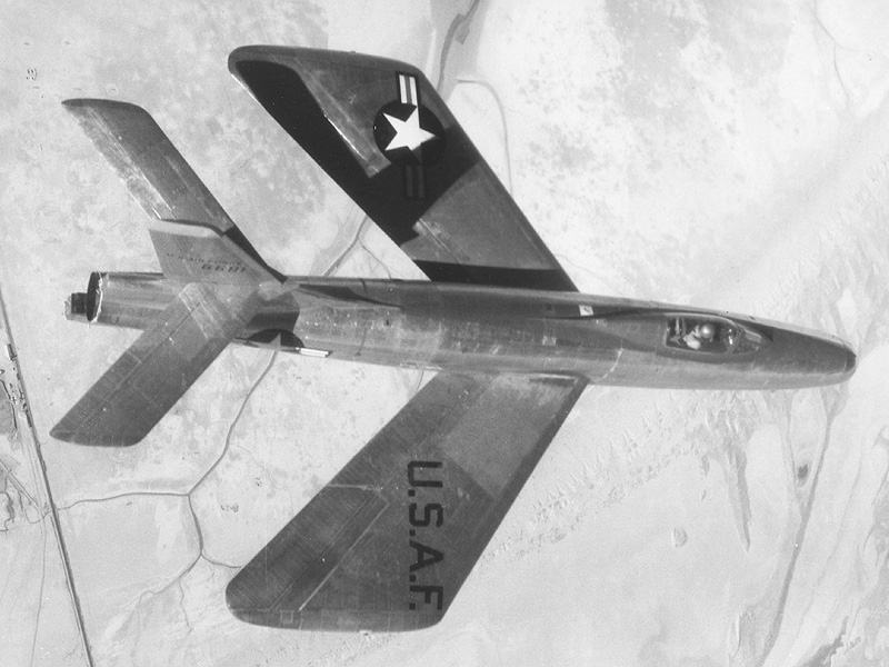 Экспериментальный истребитель XF-91, снабженный крылом с изменяемым углом установки