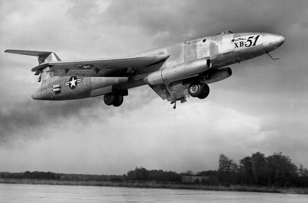 Опытный бомбардировщик Мартин XB-51 с силовой установкой, состоящей из трех турбореактивных двигателей